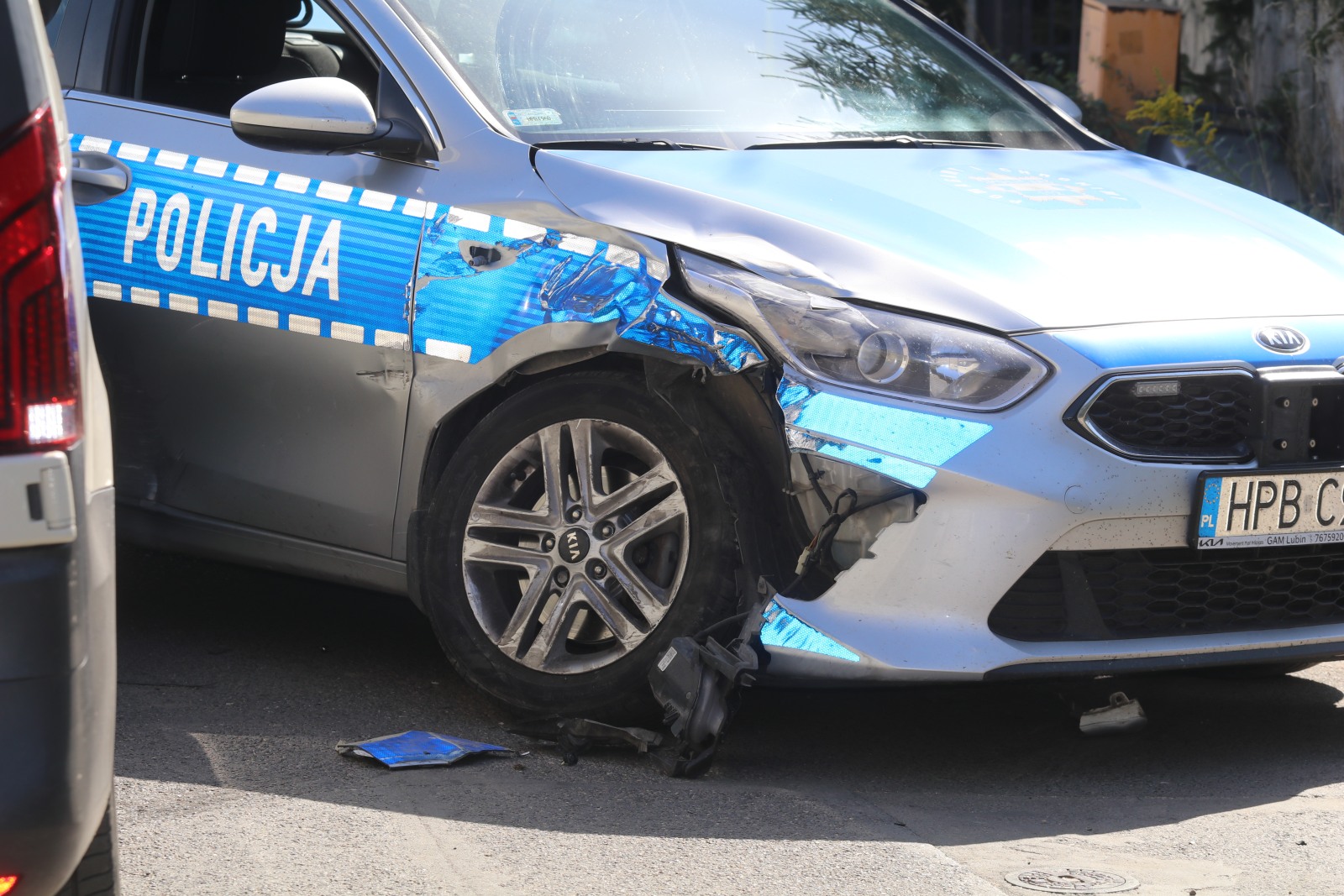 Uszkodził trzy samochody, w tym jeden radiowóz. Trafi przed sąd