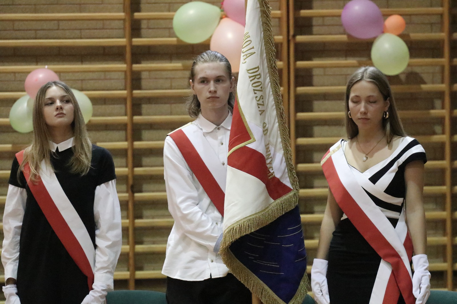Ślubowanie uczniów klas pierwszych w V Liceum Ogólnokształcącym