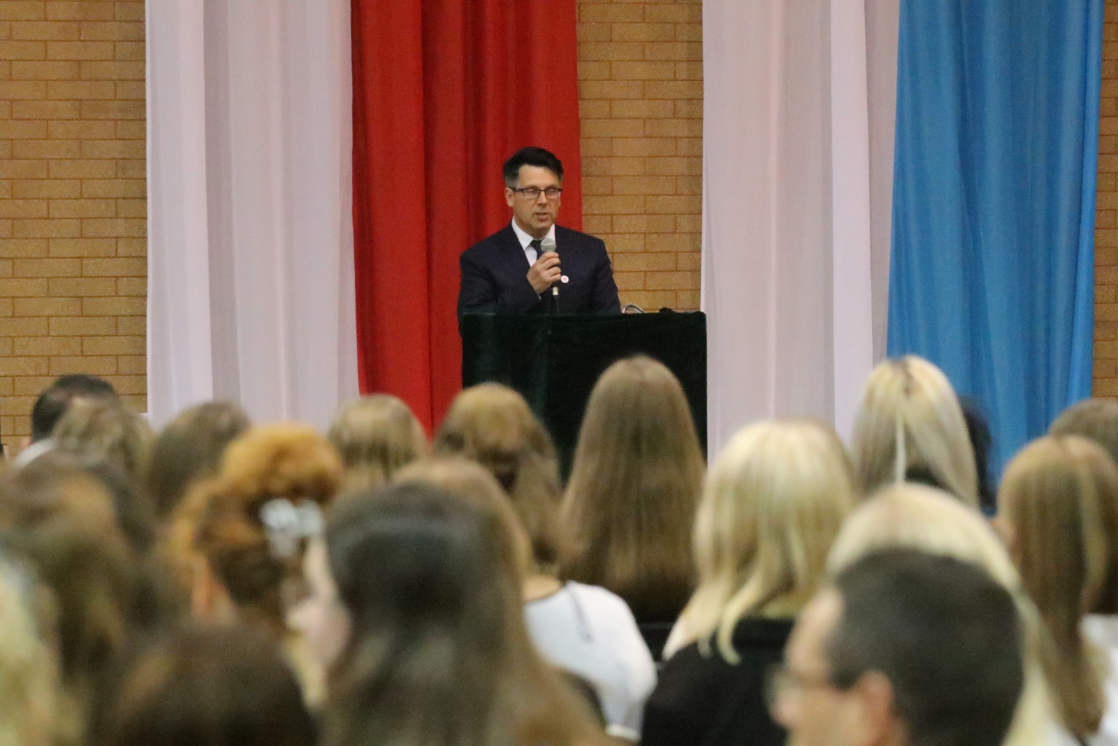 Ślubowanie uczniów klas pierwszych w V Liceum Ogólnokształcącym