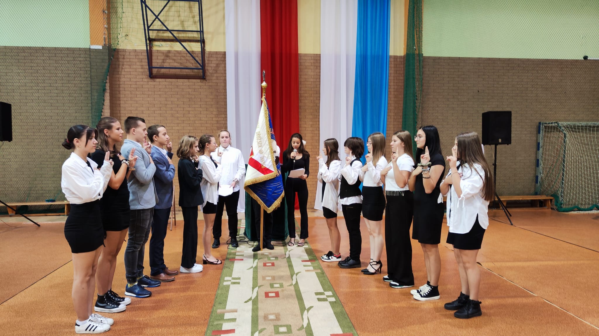 Ślubowanie uczniów klas pierwszych w V Liceum Ogólnokształcącym