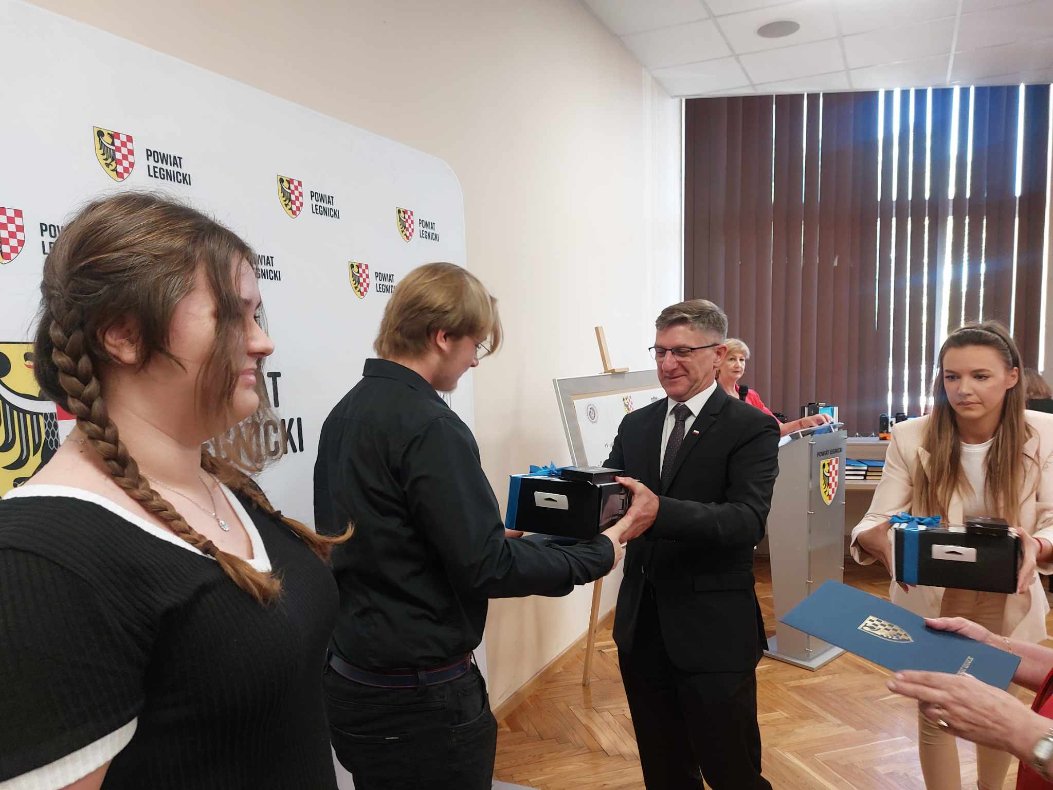 Rozdanie nagród w konkursie ogłoszonym przez legnickie starostwo