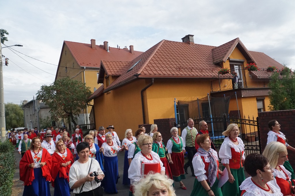 Barwny korowód rozpoczął VIII Kunicką Folk-Biesiadę