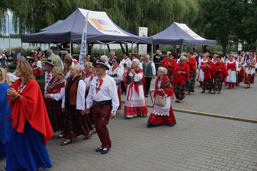 Barwny korowód rozpoczął VIII Kunicką Folk-Biesiadę