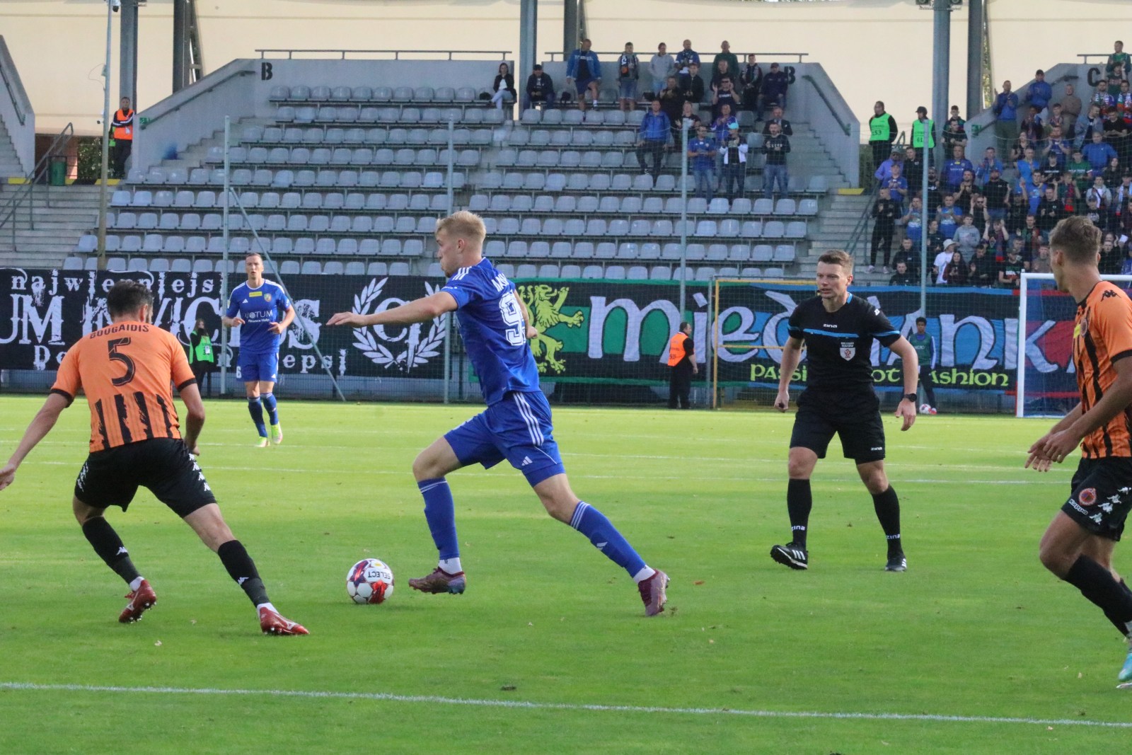 Miedź Legnica podzieliła się punktami z Chrobrym Głogów