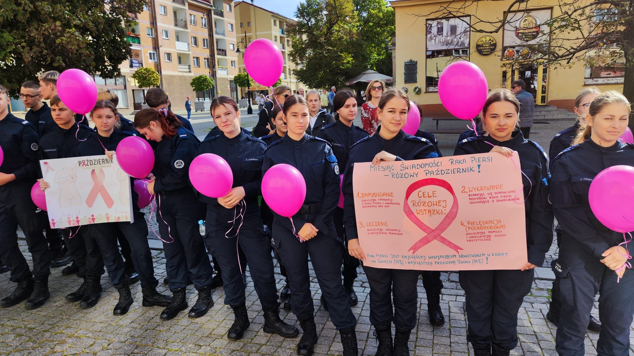 Z różowymi balonami i orkiestrą policyjną maszerowali ku zdrowiu