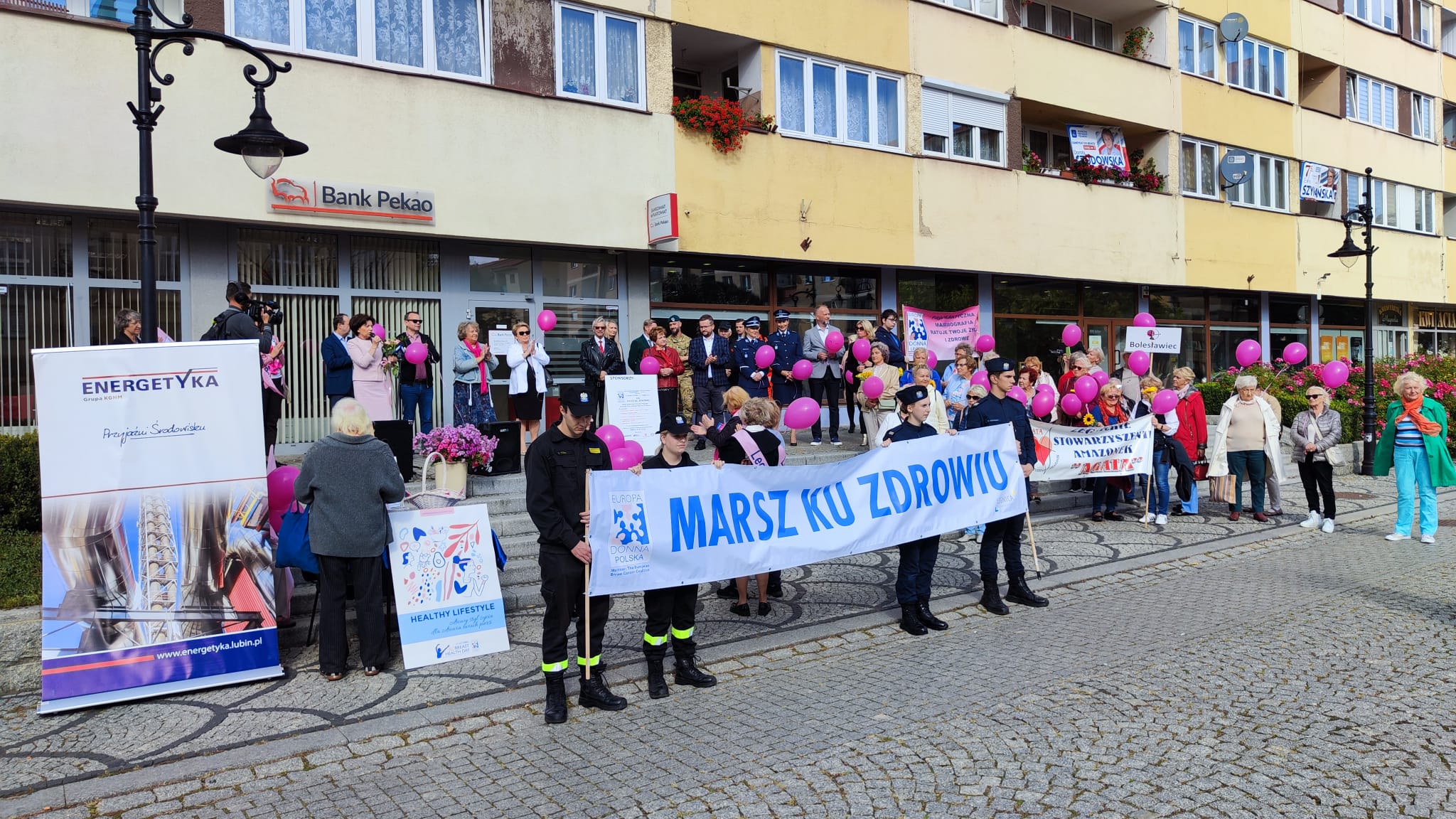 Z różowymi balonami i orkiestrą policyjną maszerowali ku zdrowiu