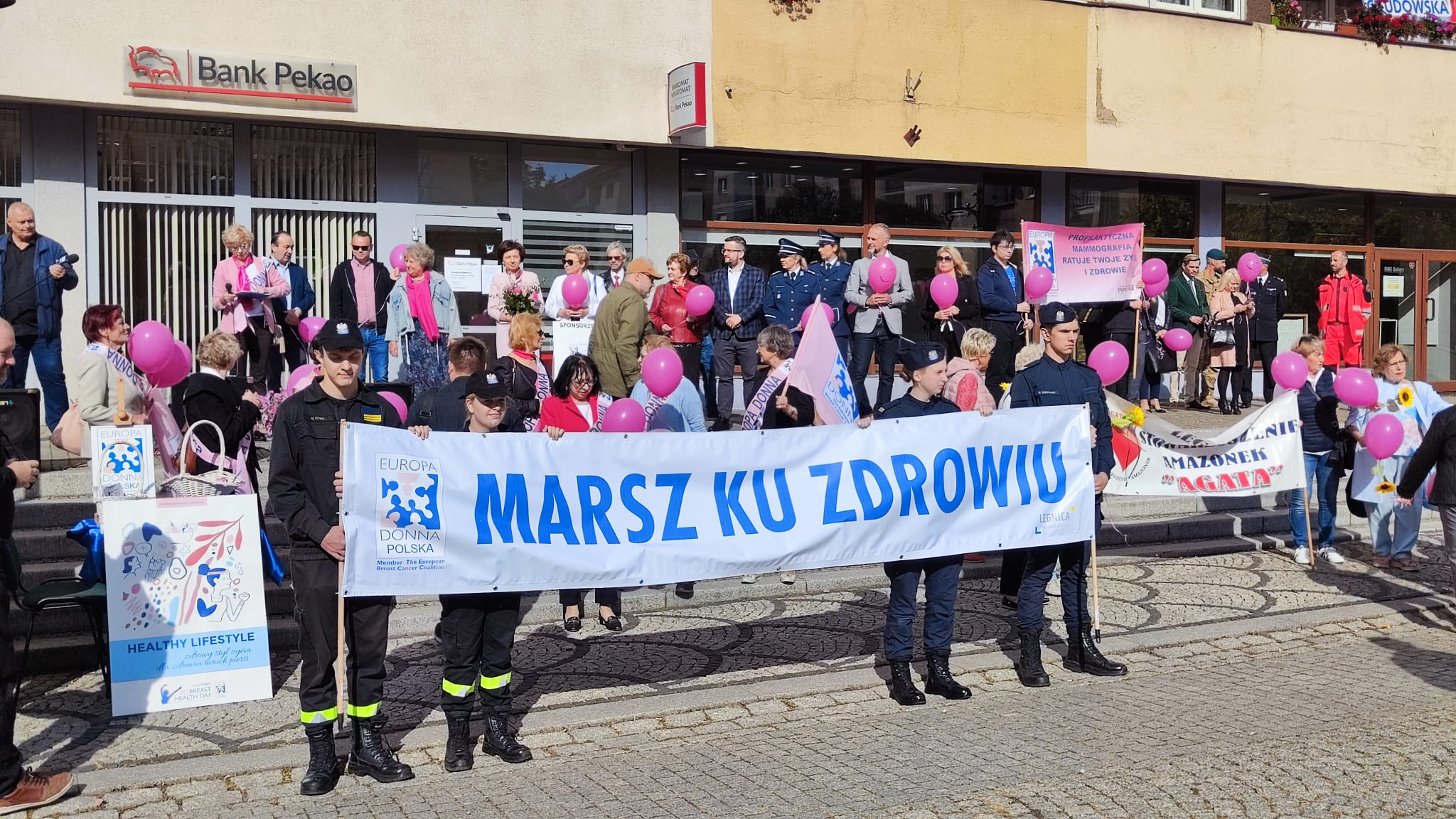 Z różowymi balonami i orkiestrą policyjną maszerowali ku zdrowiu