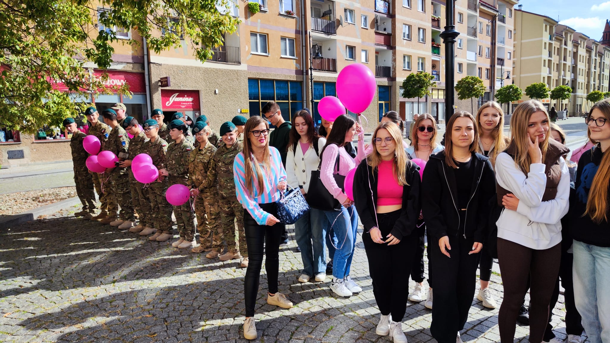 Z różowymi balonami i orkiestrą policyjną maszerowali ku zdrowiu
