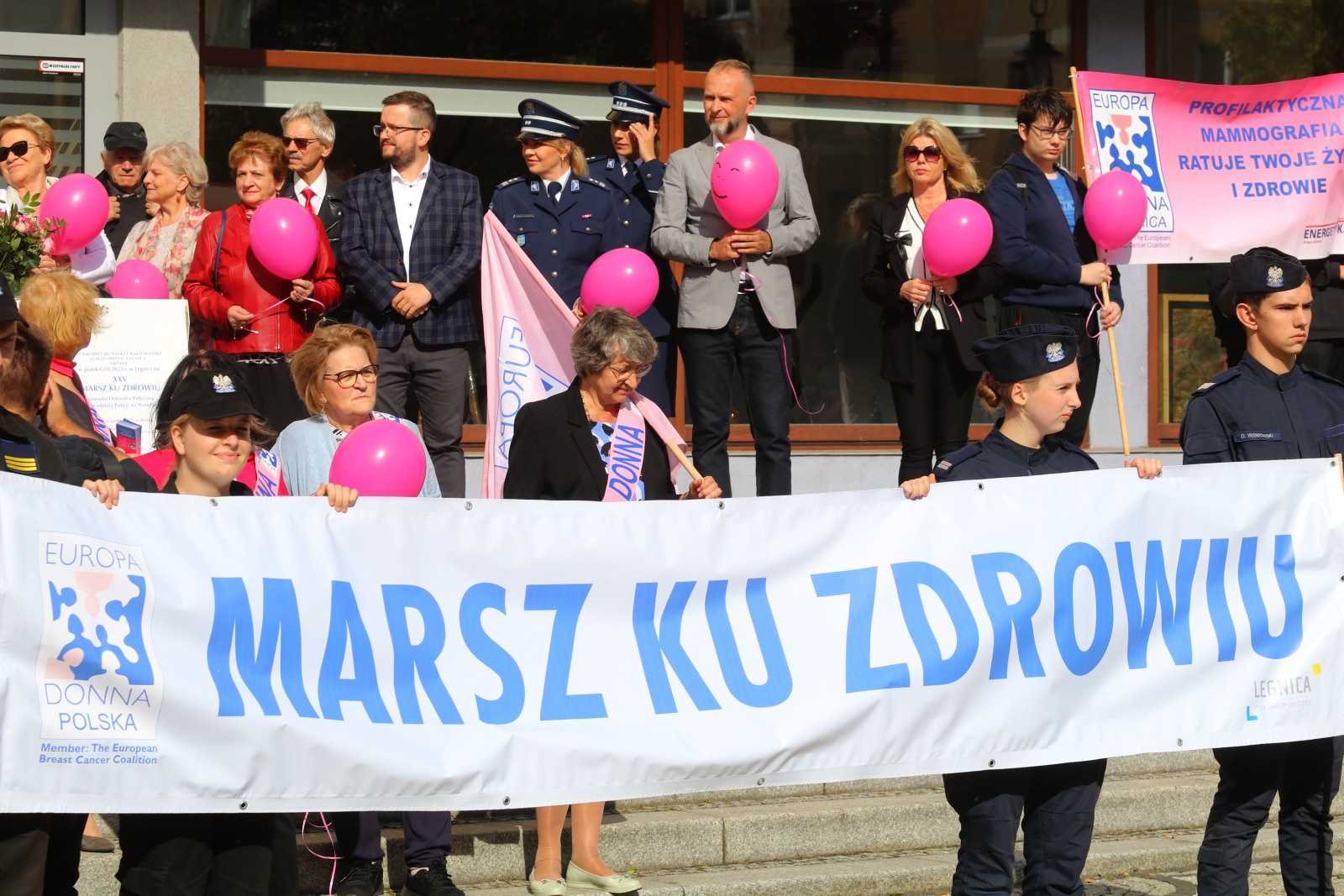 Z różowymi balonami i orkiestrą policyjną maszerowali ku zdrowiu