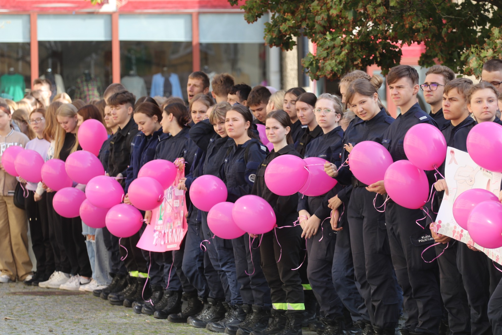 Z różowymi balonami i orkiestrą policyjną maszerowali ku zdrowiu