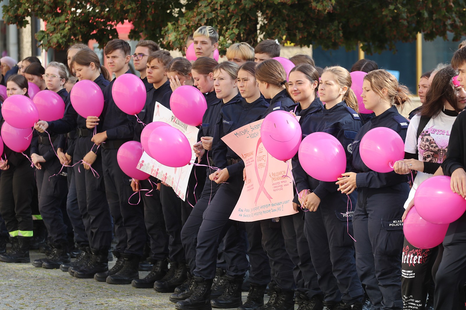 Z różowymi balonami i orkiestrą policyjną maszerowali ku zdrowiu