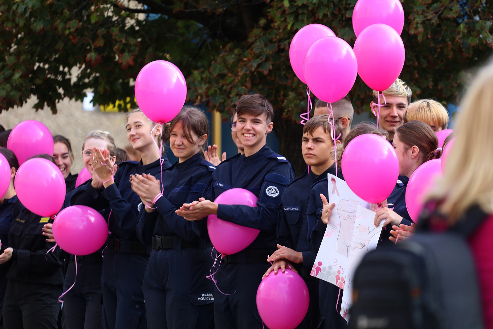Z różowymi balonami i orkiestrą policyjną maszerowali ku zdrowiu
