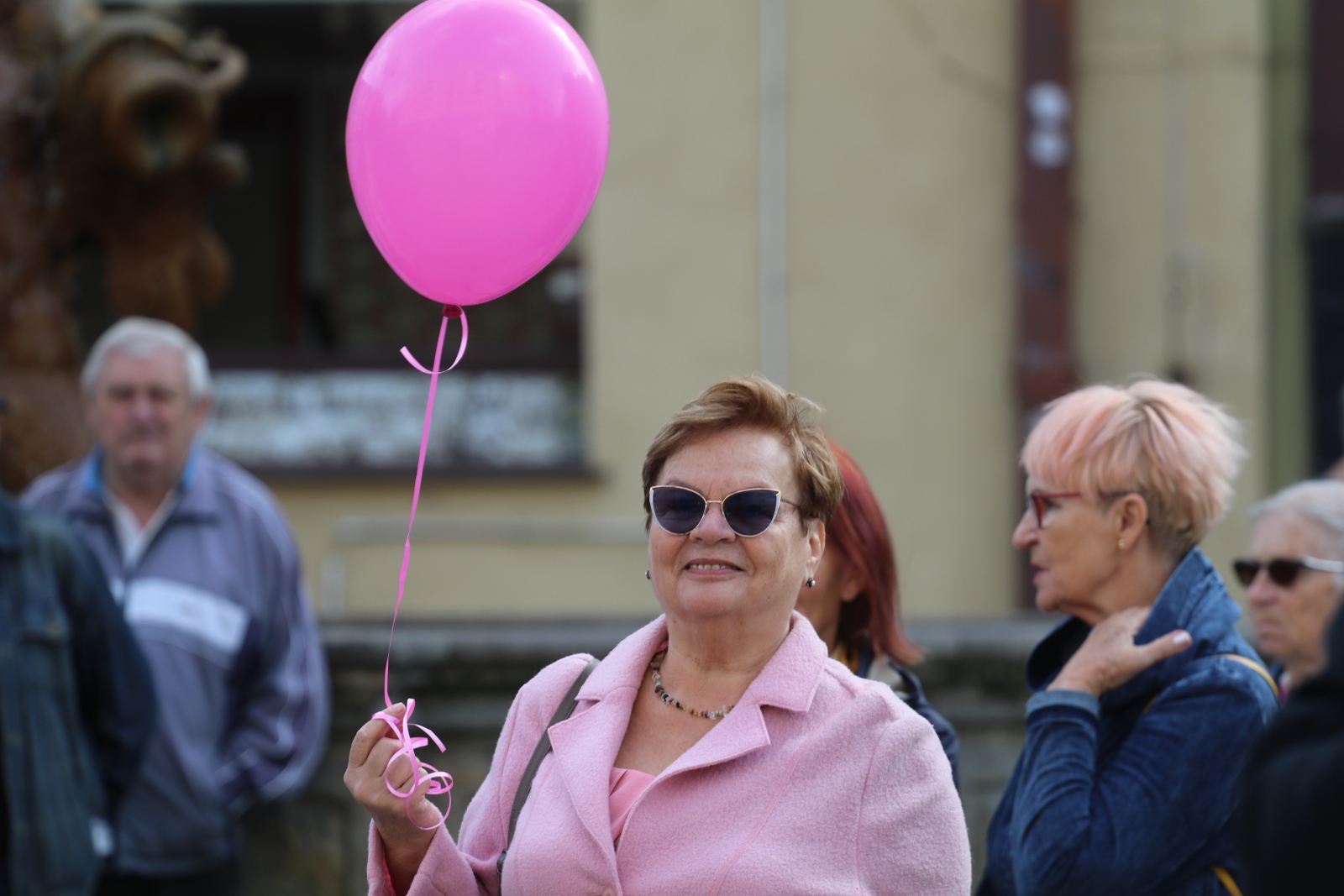 Z różowymi balonami i orkiestrą policyjną maszerowali ku zdrowiu