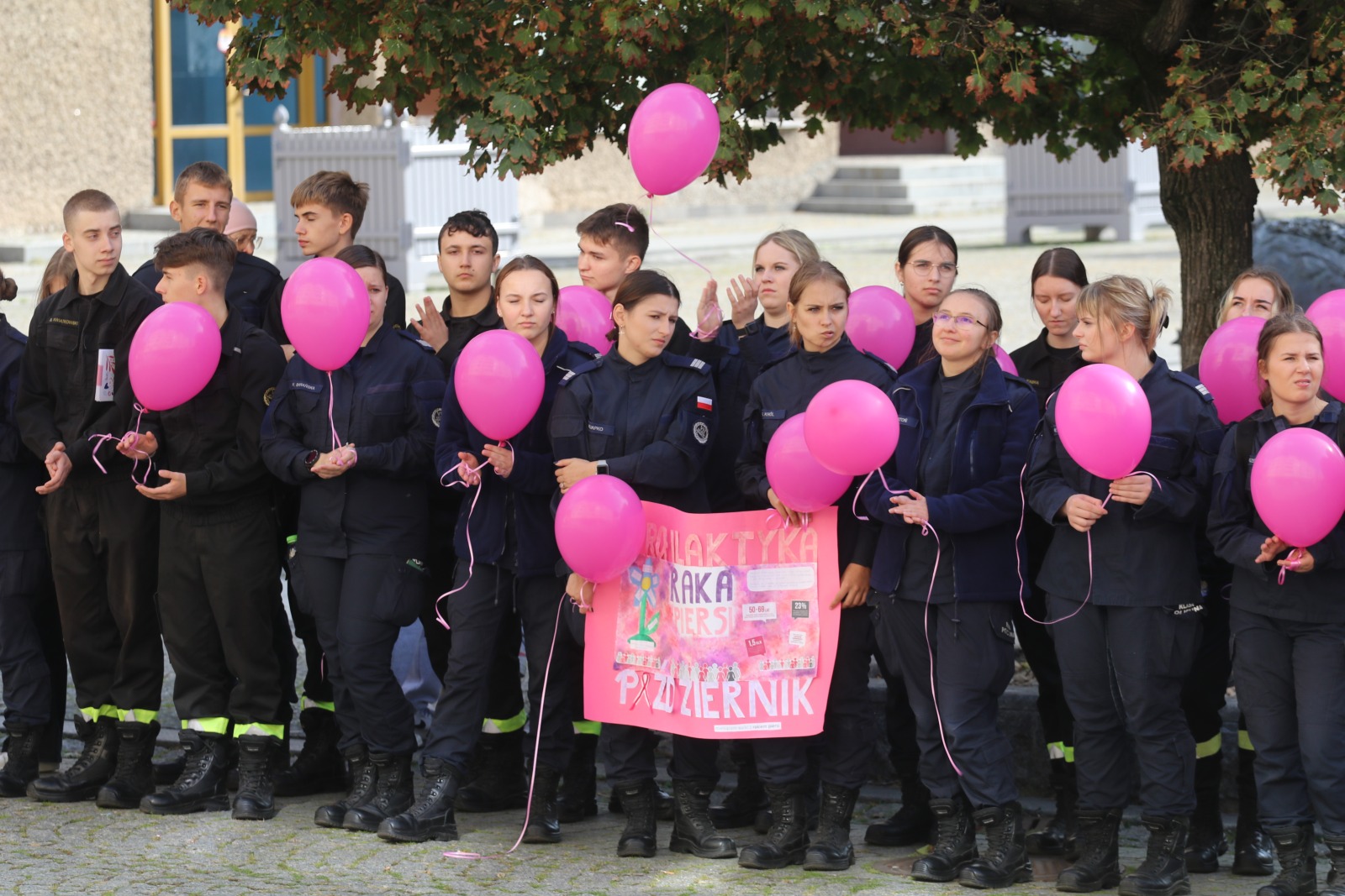 Z różowymi balonami i orkiestrą policyjną maszerowali ku zdrowiu