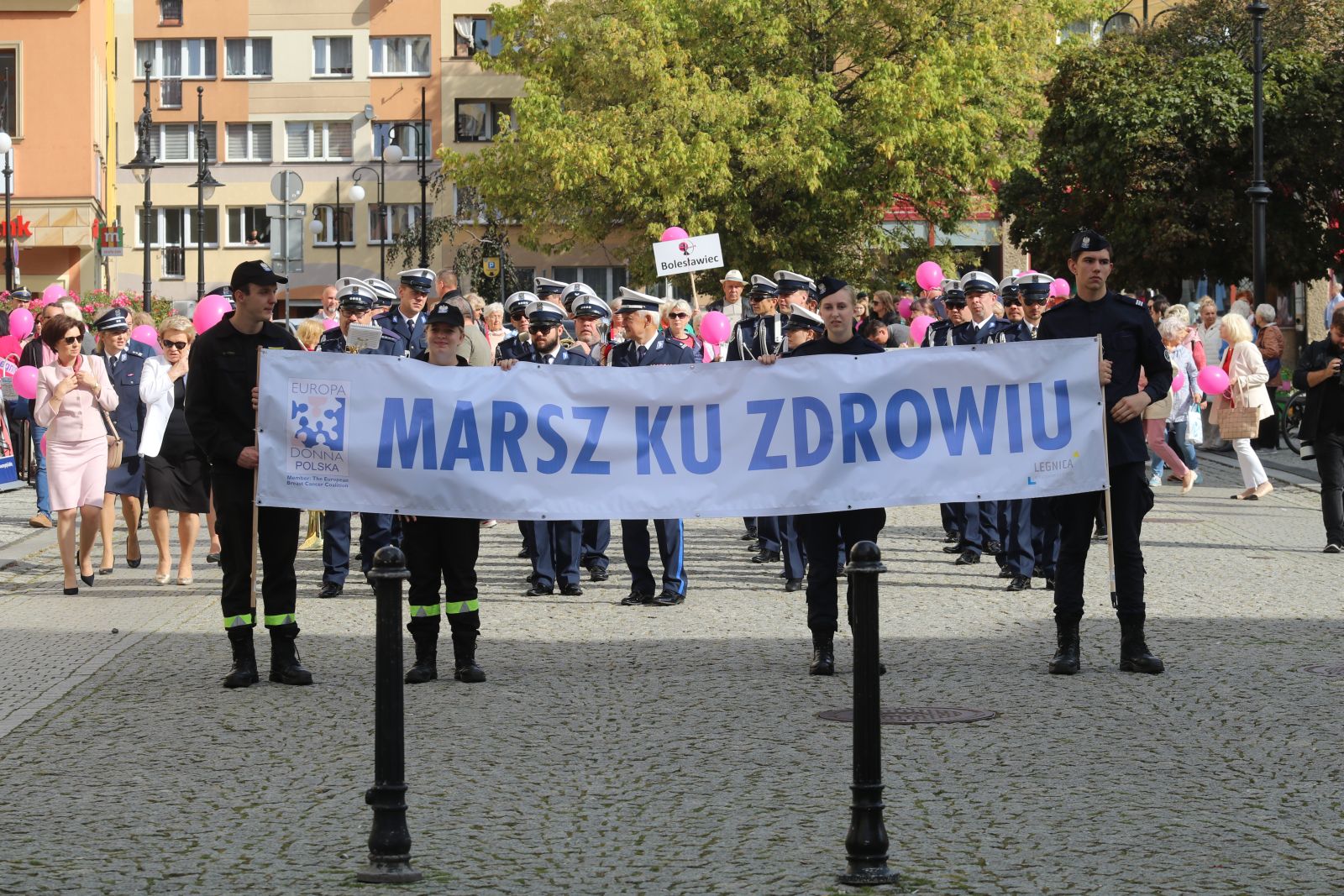 Z różowymi balonami i orkiestrą policyjną maszerowali ku zdrowiu