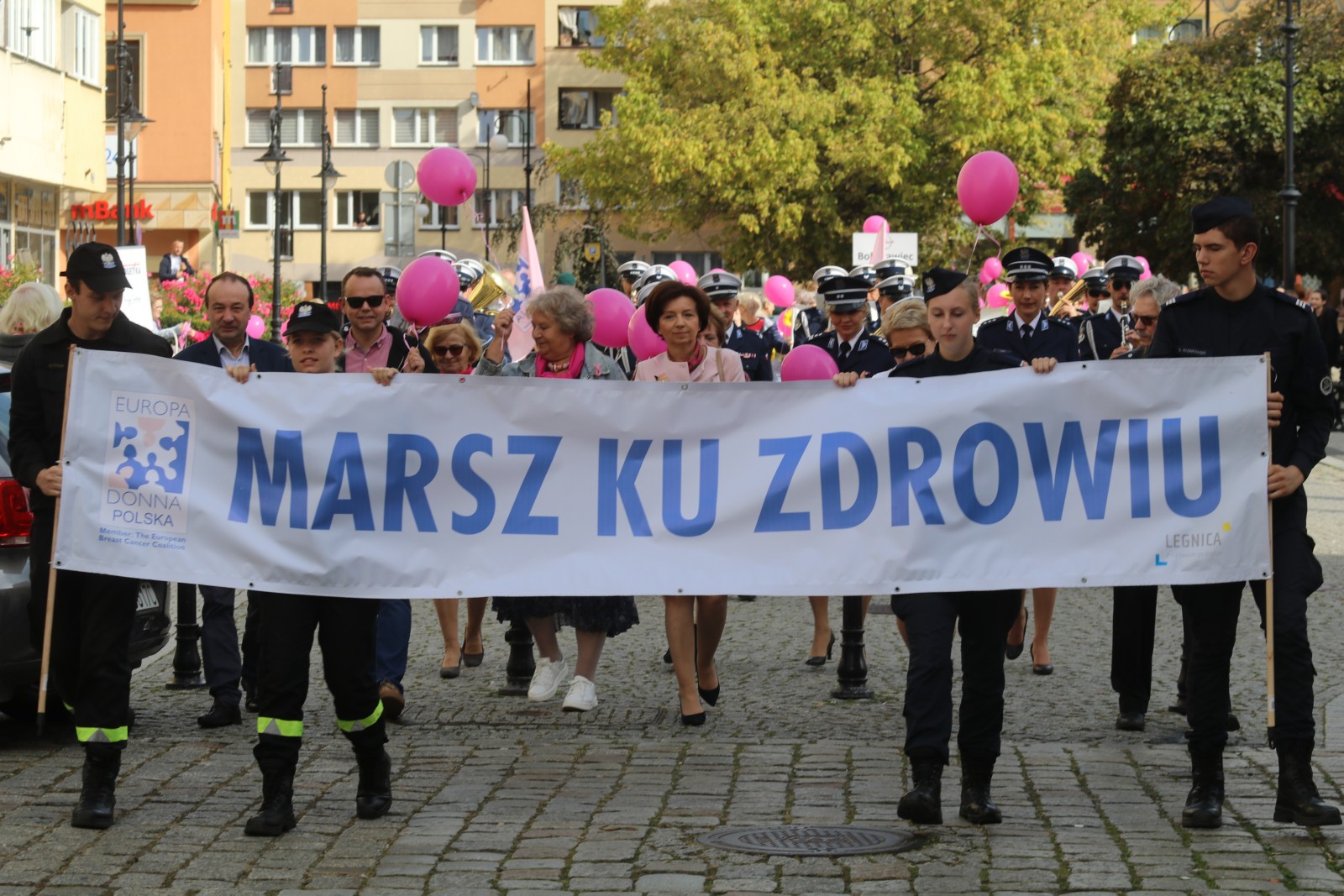 Z różowymi balonami i orkiestrą policyjną maszerowali ku zdrowiu