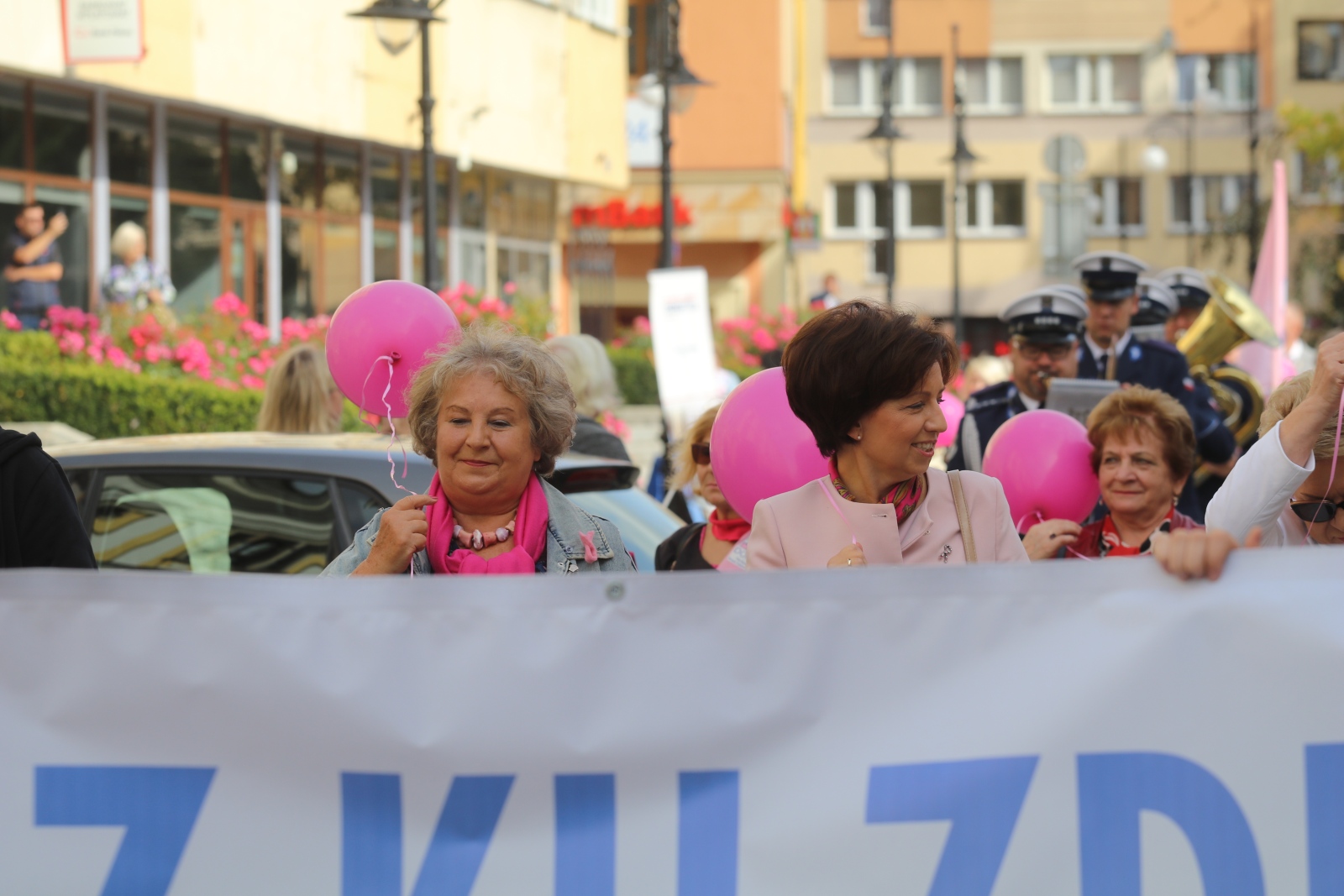 Z różowymi balonami i orkiestrą policyjną maszerowali ku zdrowiu