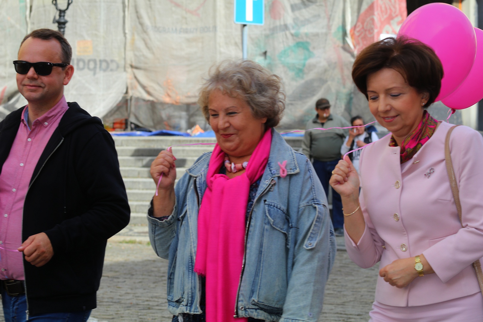 Z różowymi balonami i orkiestrą policyjną maszerowali ku zdrowiu