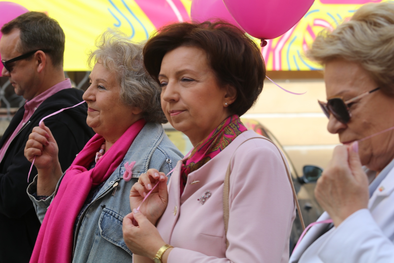 Z różowymi balonami i orkiestrą policyjną maszerowali ku zdrowiu