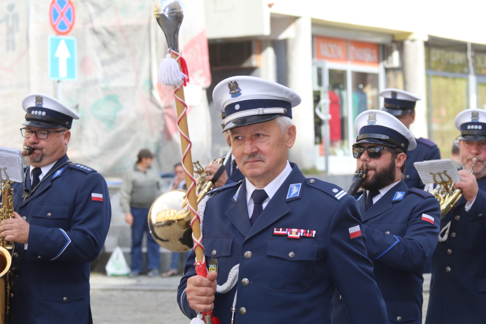 Z różowymi balonami i orkiestrą policyjną maszerowali ku zdrowiu