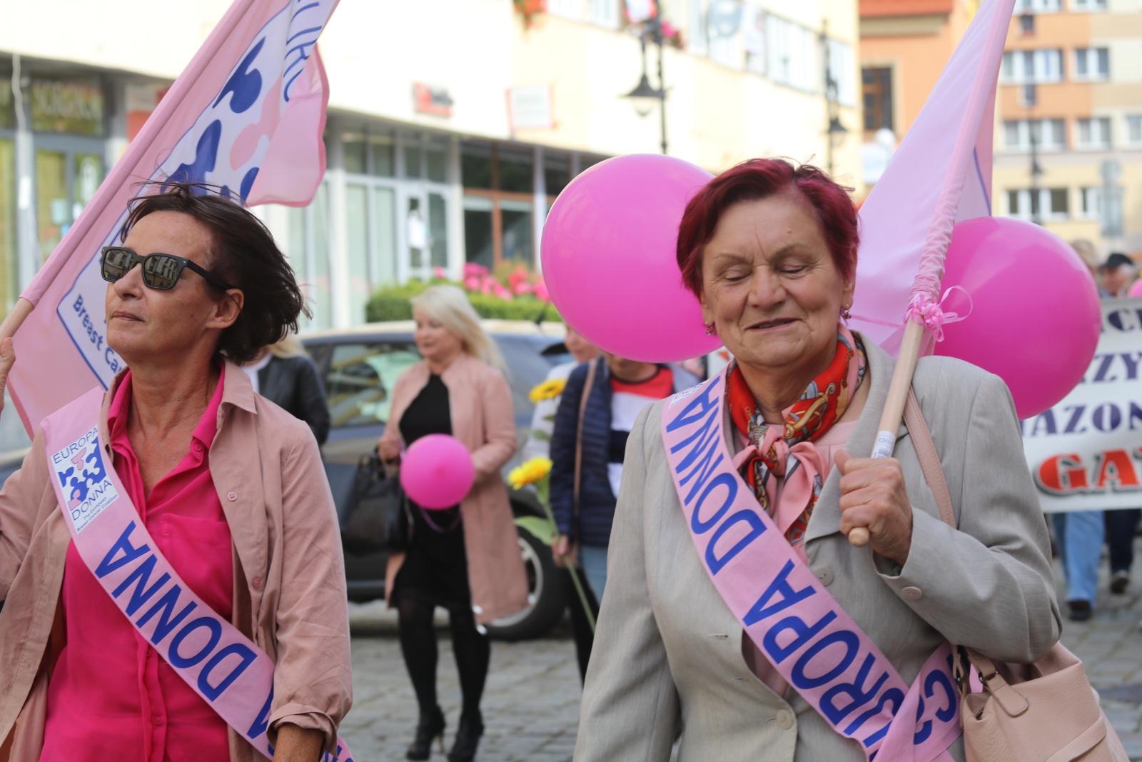 Z różowymi balonami i orkiestrą policyjną maszerowali ku zdrowiu