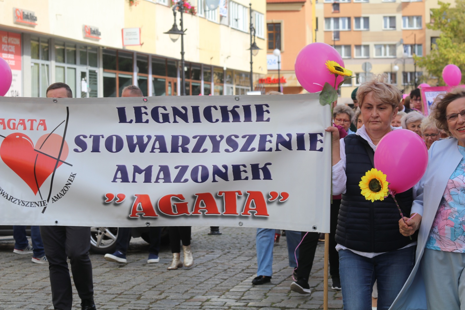 Z różowymi balonami i orkiestrą policyjną maszerowali ku zdrowiu