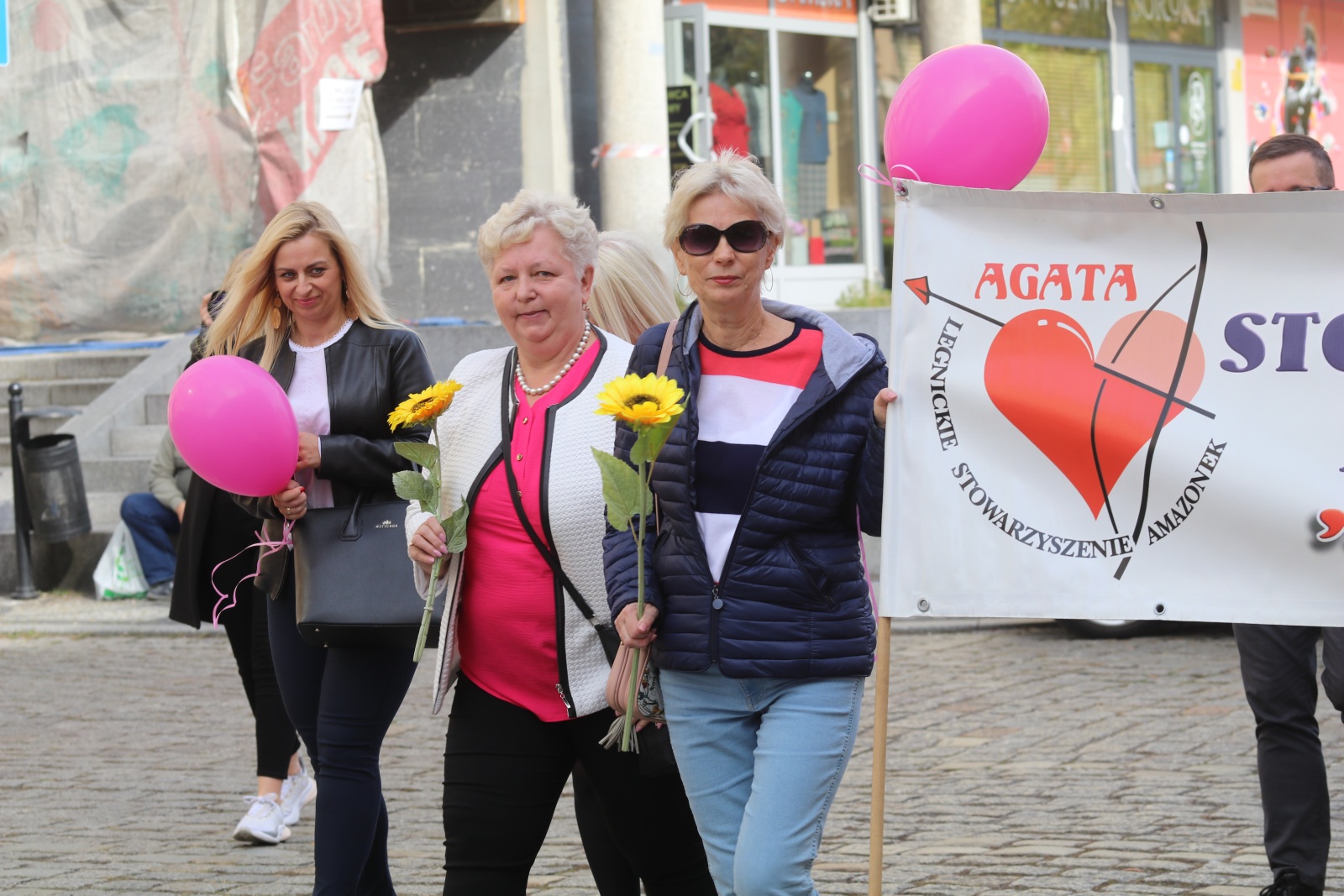 Z różowymi balonami i orkiestrą policyjną maszerowali ku zdrowiu