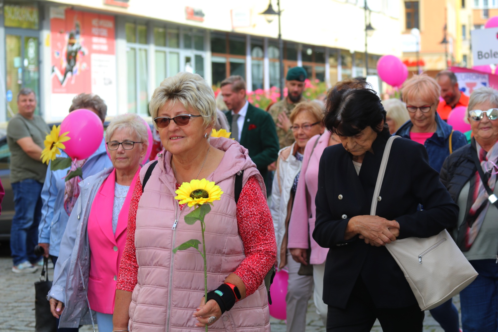 Z różowymi balonami i orkiestrą policyjną maszerowali ku zdrowiu