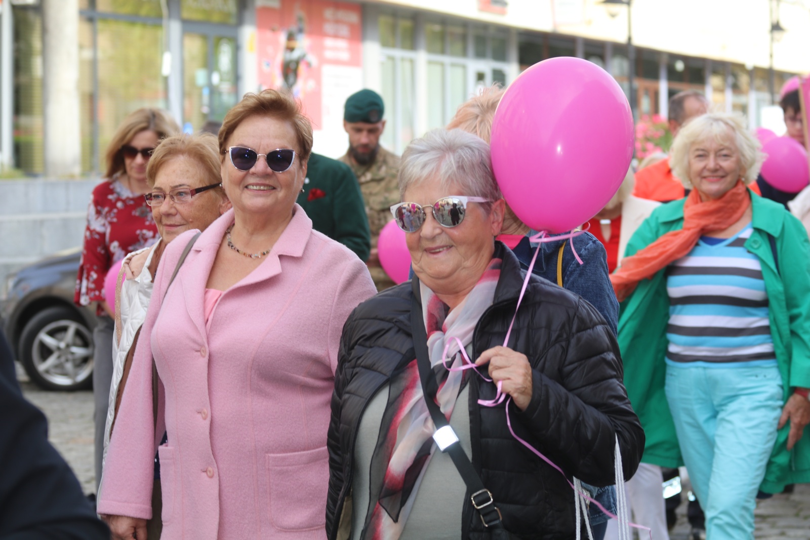 Z różowymi balonami i orkiestrą policyjną maszerowali ku zdrowiu