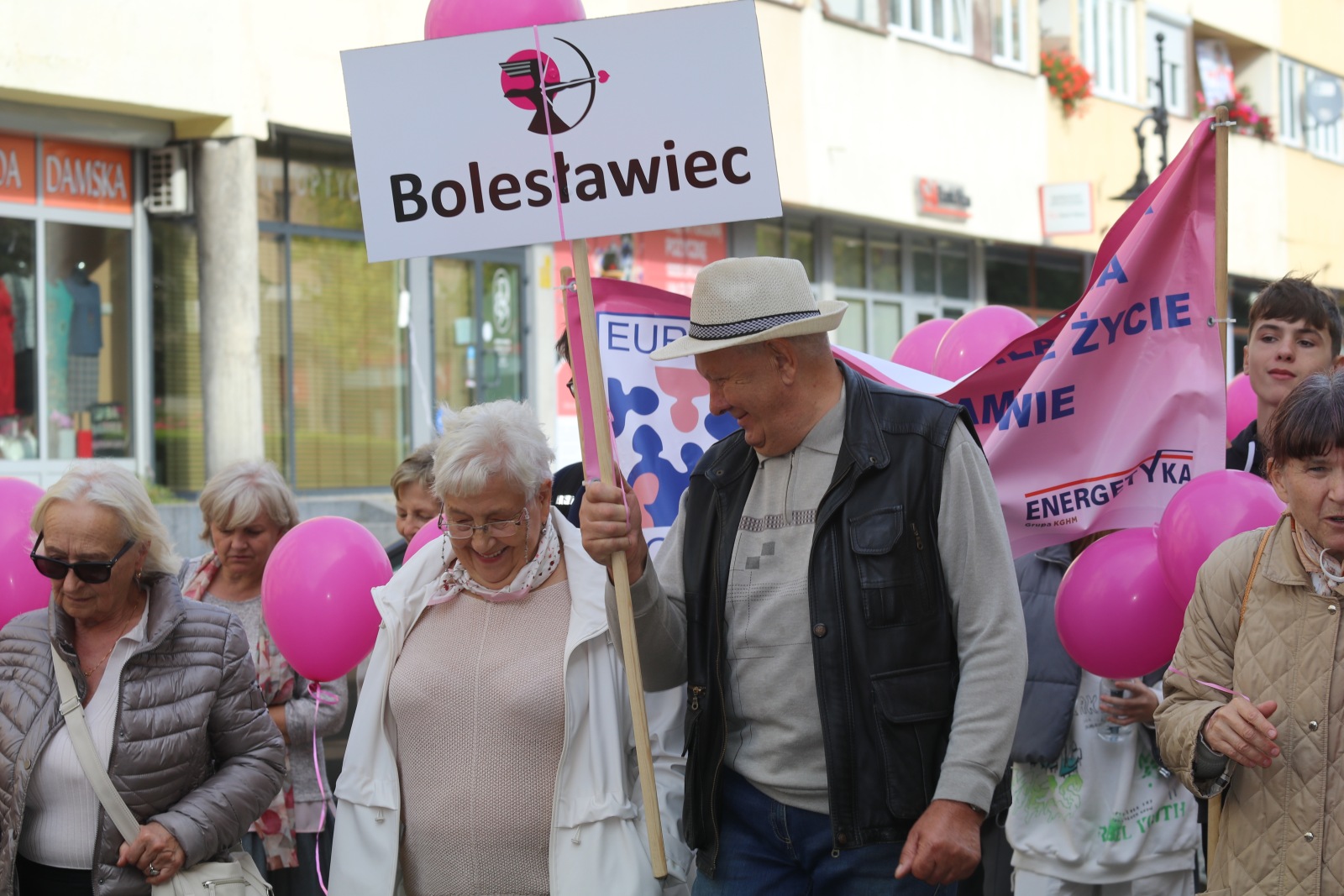 Z różowymi balonami i orkiestrą policyjną maszerowali ku zdrowiu