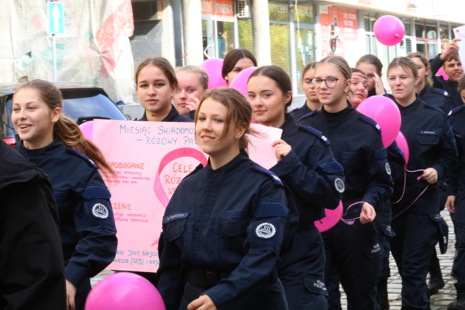Z różowymi balonami i orkiestrą policyjną maszerowali ku zdrowiu