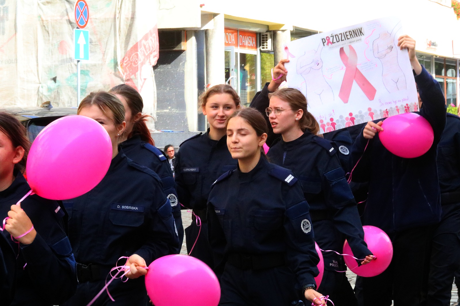 Z różowymi balonami i orkiestrą policyjną maszerowali ku zdrowiu