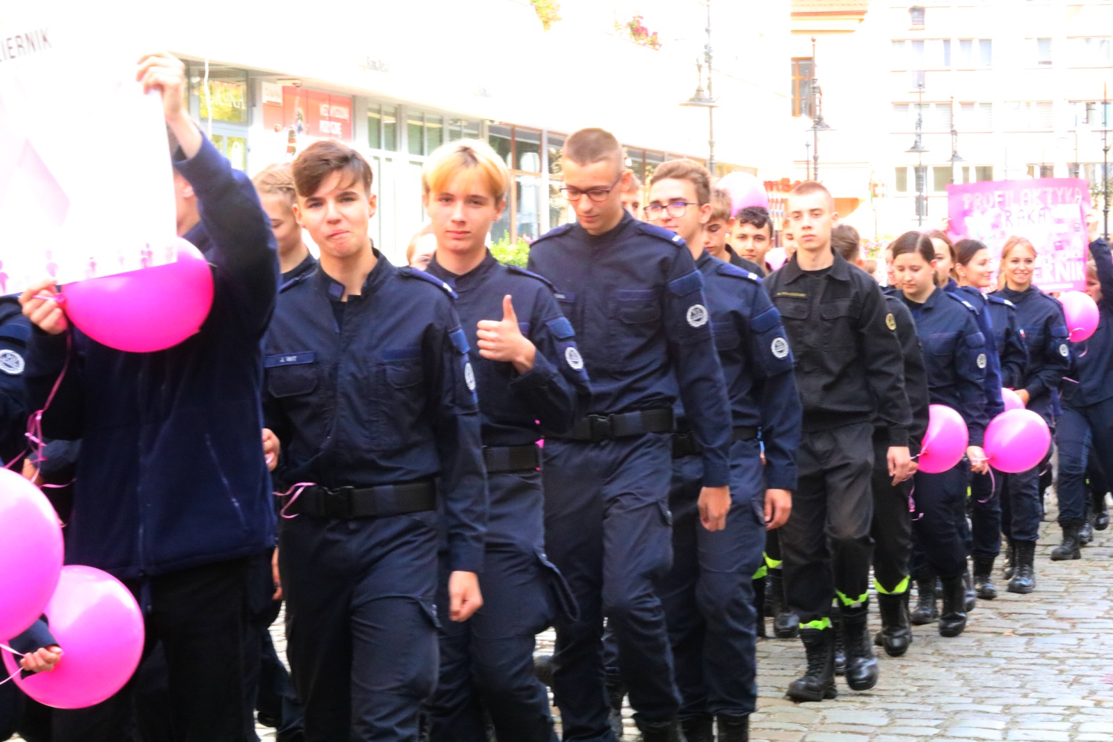 Z różowymi balonami i orkiestrą policyjną maszerowali ku zdrowiu