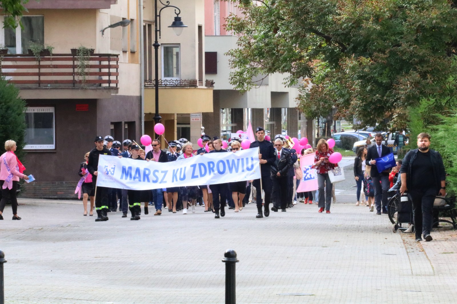 Z różowymi balonami i orkiestrą policyjną maszerowali ku zdrowiu
