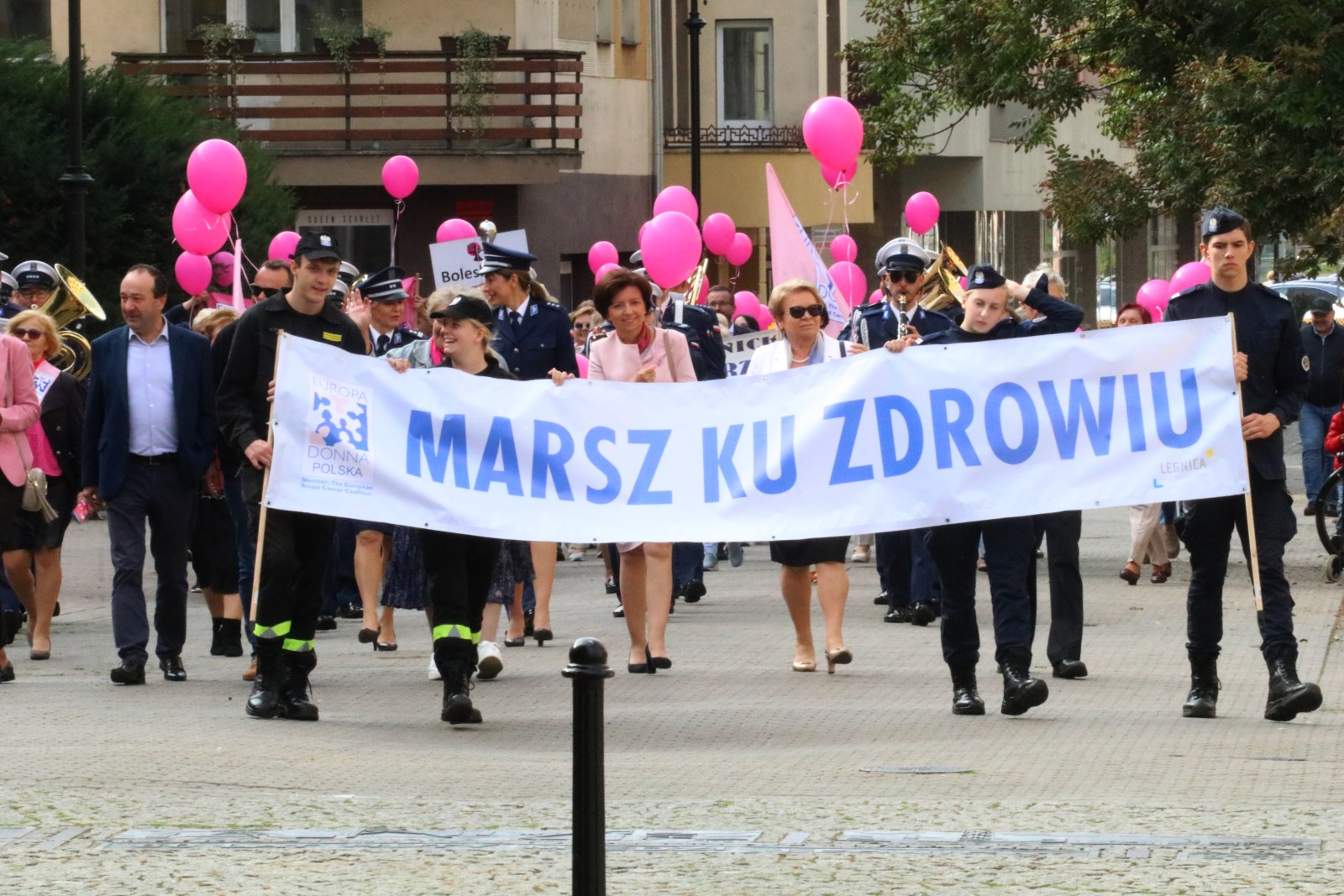 Z różowymi balonami i orkiestrą policyjną maszerowali ku zdrowiu