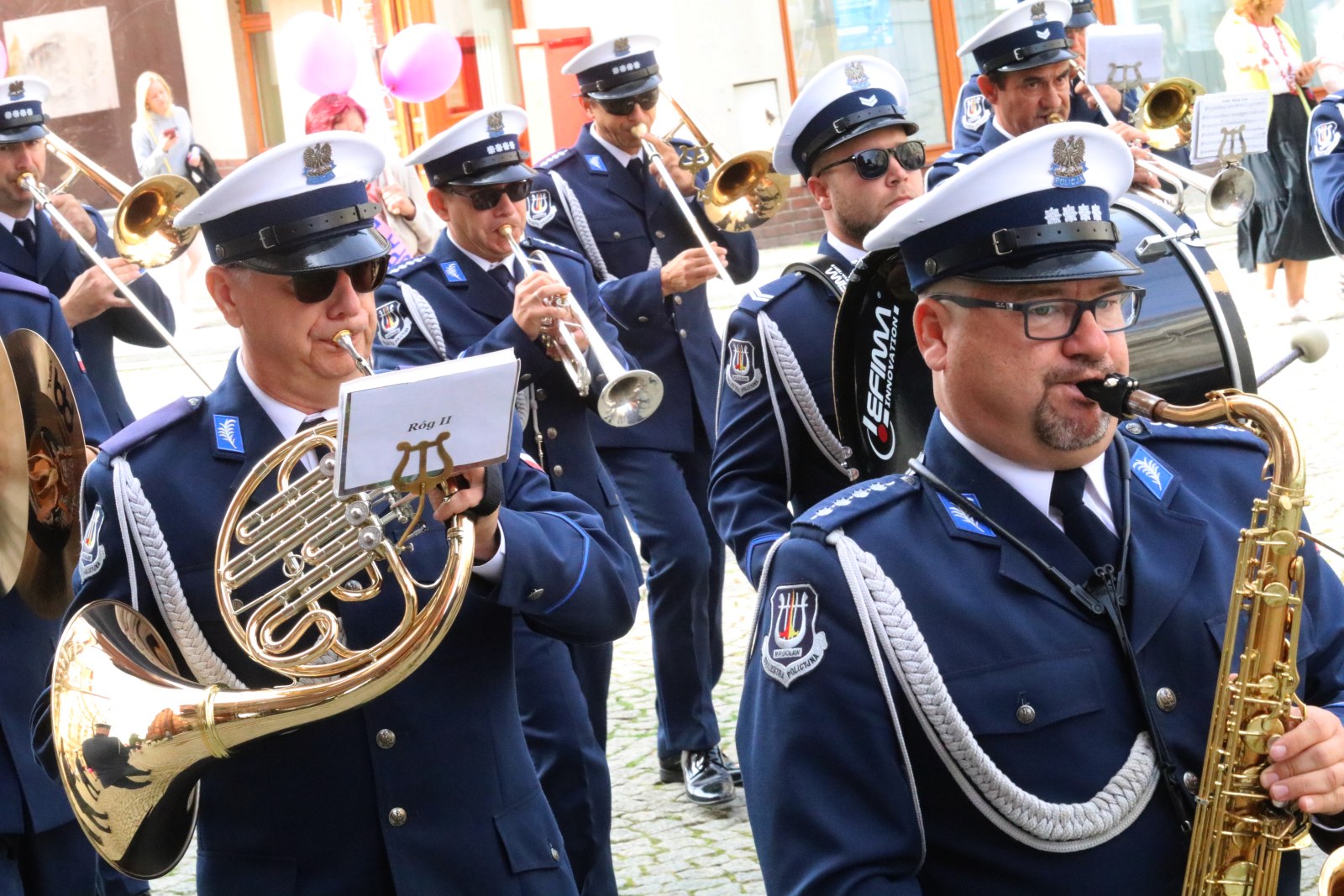 Z różowymi balonami i orkiestrą policyjną maszerowali ku zdrowiu