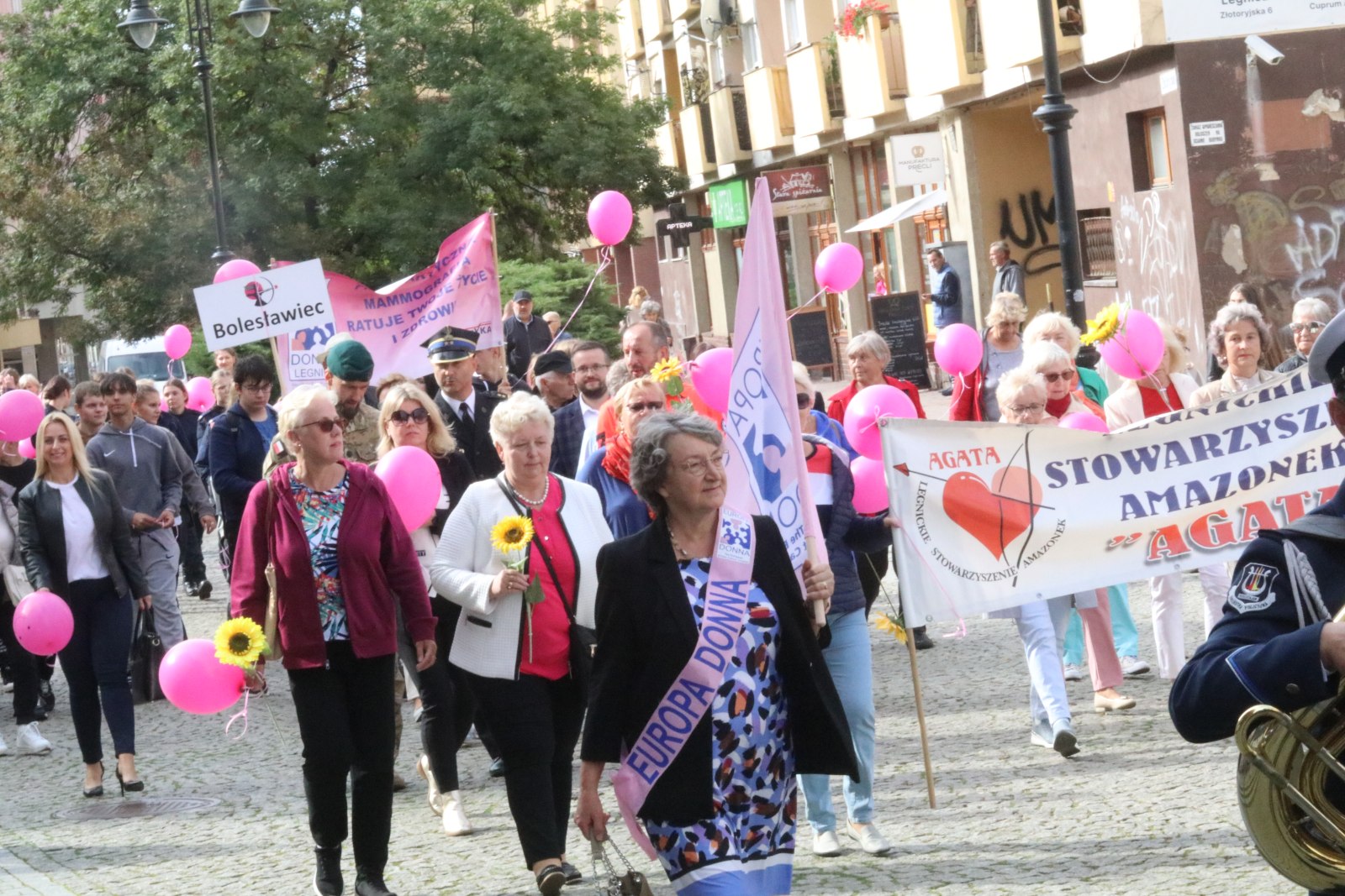 Z różowymi balonami i orkiestrą policyjną maszerowali ku zdrowiu
