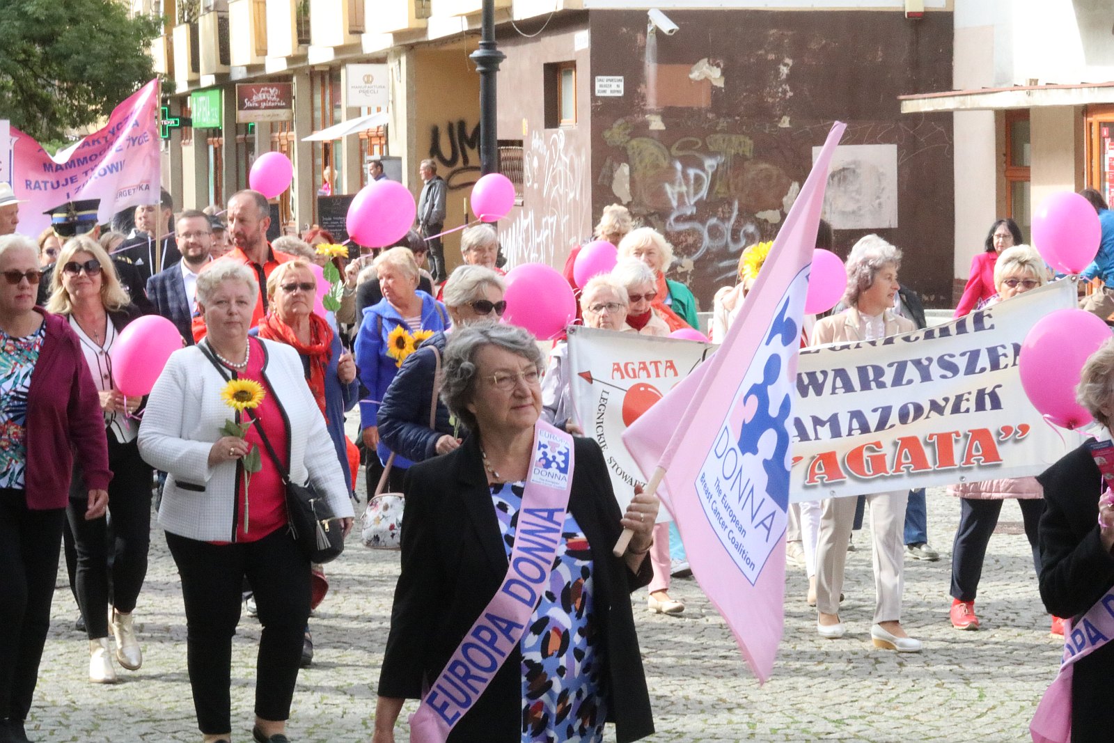 Z różowymi balonami i orkiestrą policyjną maszerowali ku zdrowiu