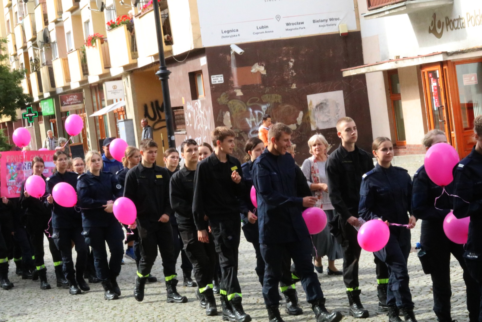 Z różowymi balonami i orkiestrą policyjną maszerowali ku zdrowiu