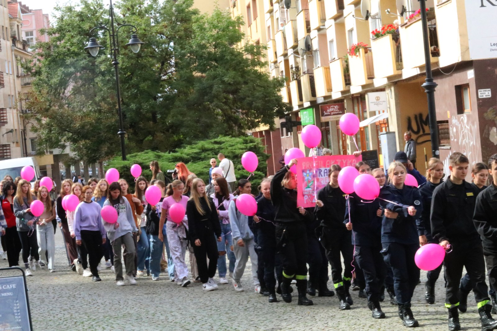 Z różowymi balonami i orkiestrą policyjną maszerowali ku zdrowiu