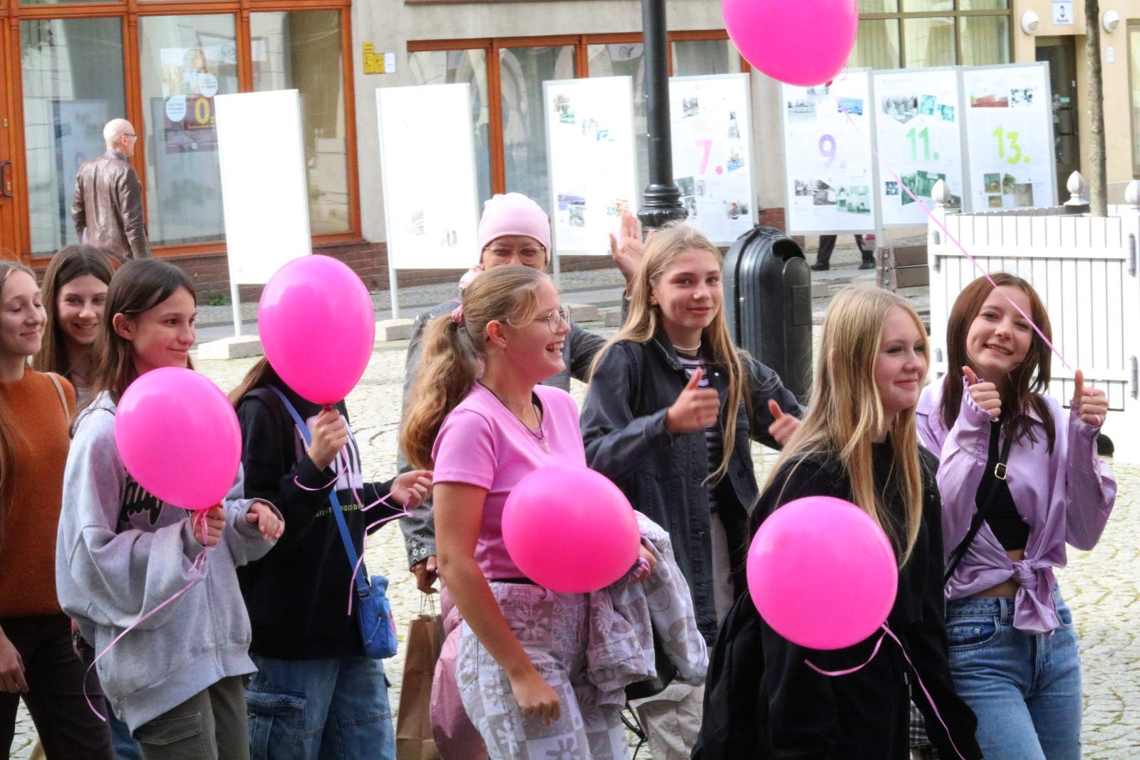 Z różowymi balonami i orkiestrą policyjną maszerowali ku zdrowiu