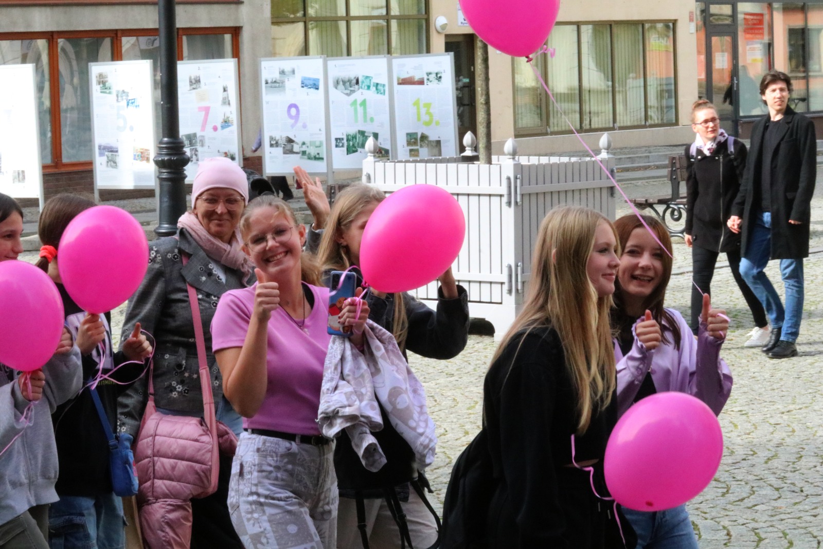 Z różowymi balonami i orkiestrą policyjną maszerowali ku zdrowiu