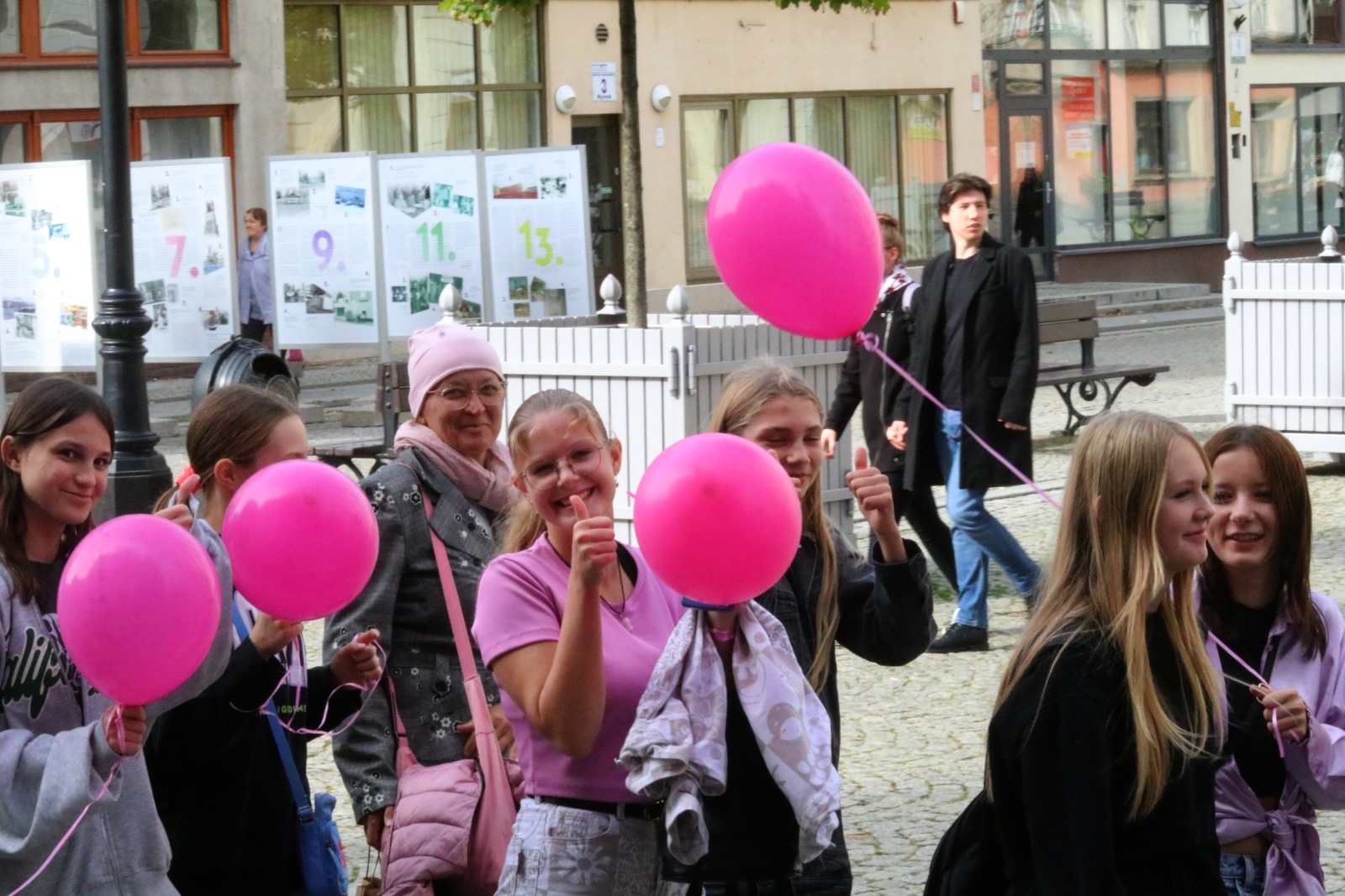 Z różowymi balonami i orkiestrą policyjną maszerowali ku zdrowiu