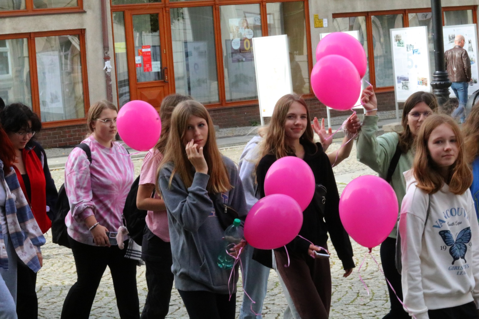 Z różowymi balonami i orkiestrą policyjną maszerowali ku zdrowiu