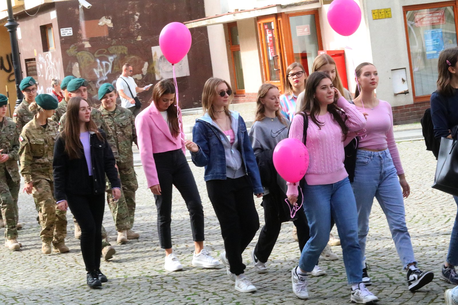 Z różowymi balonami i orkiestrą policyjną maszerowali ku zdrowiu