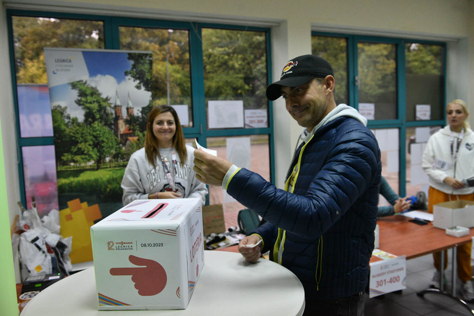 Uczestnicy IV Legnickiej Dziesiątki odebrali pakiety startowe