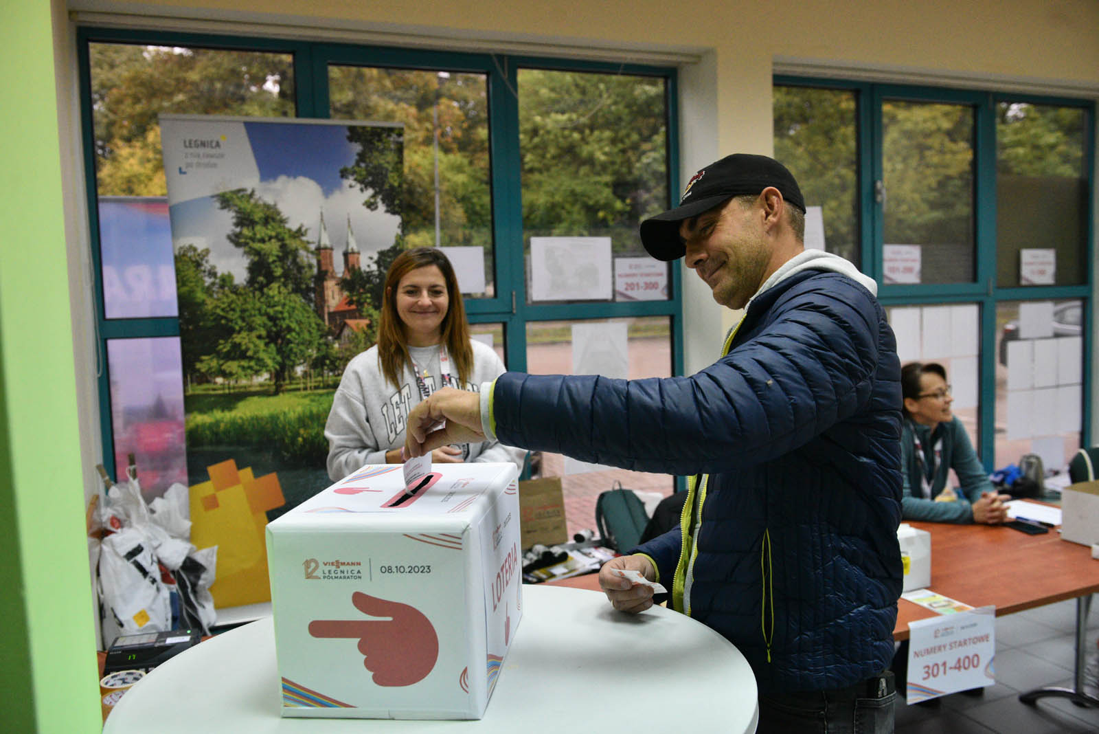 Uczestnicy IV Legnickiej Dziesiątki odebrali pakiety startowe