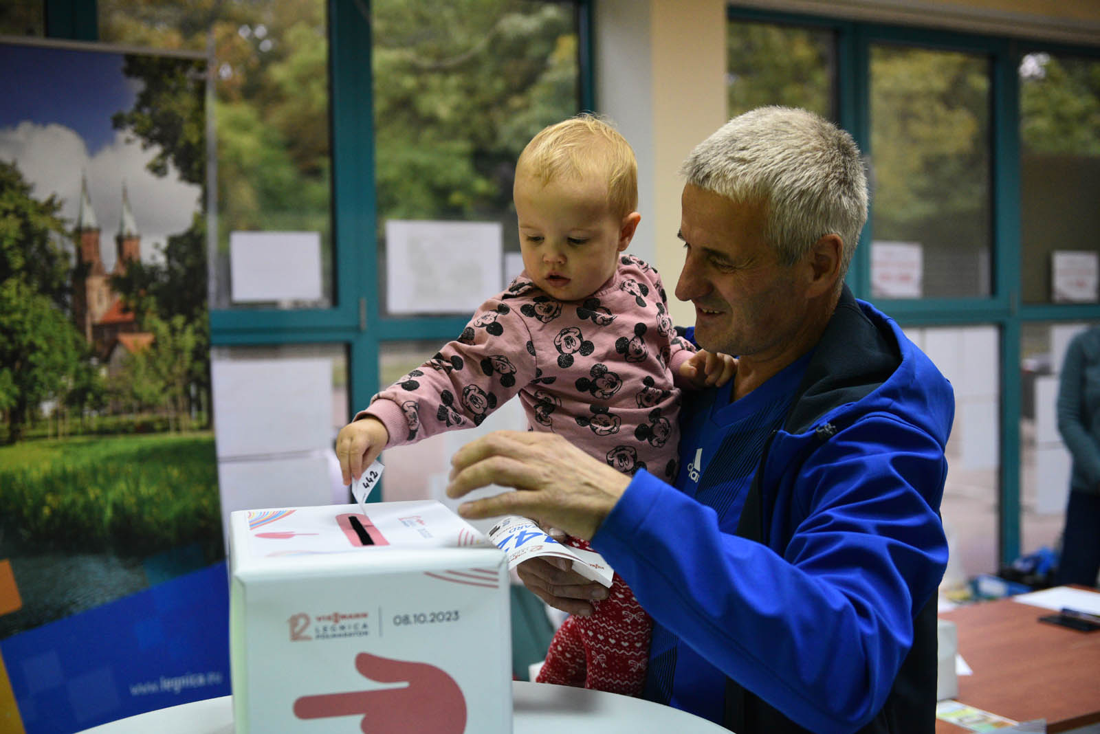Uczestnicy IV Legnickiej Dziesiątki odebrali pakiety startowe