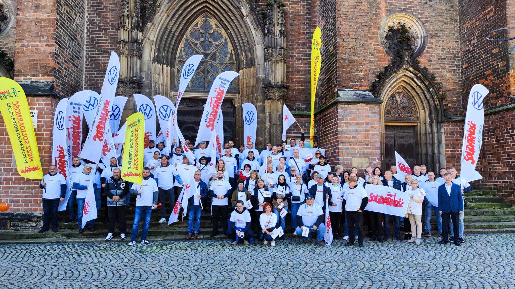 Głośno protestowali i kibicowali zwolnionemu  szefowi związku