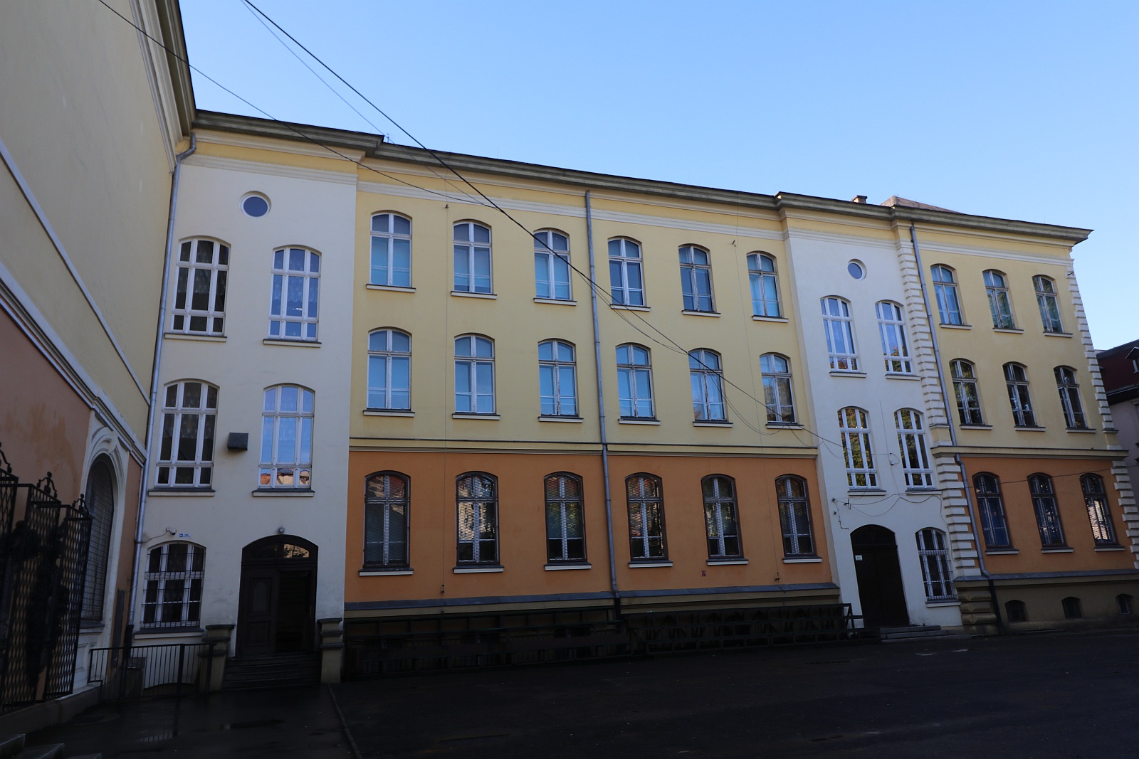 Legnicki Spacer Historyczny: Zwiedzaliśmy gmach I LO w Legnicy